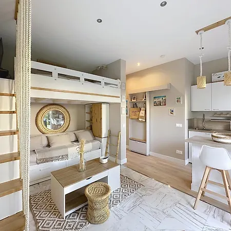 アパート Cozy With Garden And Parking In *
