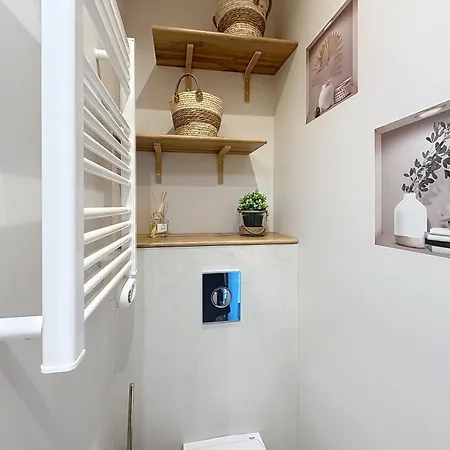 Cozy With Garden And Parking In